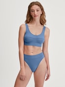 Damen-Model trägt Slip mit Softbund, high waist aus Baumwolle in Blau, Einfarbig aus Serie Elastic von CALIDA, Outfit