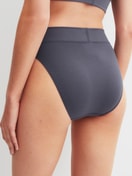 Damen-Model trägt Slip mit Softbund, high waist aus Baumwolle in Grau, Einfarbig aus Serie Elastic von CALIDA, Rückansicht