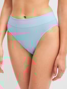 Damen-Model trägt Slip mit Softbund, high waist aus Baumwolle in Blau, Einfarbig aus Serie Elastic von CALIDA, Vorderansicht