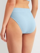 Damen-Model trägt Slip mit Softbund, high waist aus Baumwolle in Blau, Einfarbig aus Serie Elastic von CALIDA, Rückansicht