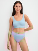 Damen-Model trägt Slip mit Softbund, high waist aus Baumwolle in Blau, Einfarbig aus Serie Elastic von CALIDA, Outfit