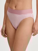 Damen-Model trägt Slip mit Softbund, high waist aus Baumwolle in Rosa, Gestreift aus Serie Elastic von CALIDA, Vorderansicht