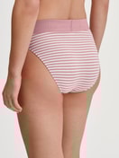 Damen-Model trägt Slip mit Softbund, high waist aus Baumwolle in Rosa, Gestreift aus Serie Elastic von CALIDA, Rückansicht