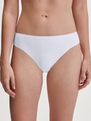 Damen-Model trägt Slip, regular cut aus Polyamid in Weiß, Einfarbig aus Serie Sleek Skin von CALIDA, Vorderansicht
