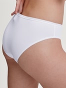 Damen-Model trägt Slip, regular cut aus Polyamid in Weiß, Einfarbig aus Serie Sleek Skin von CALIDA, Vorderansicht