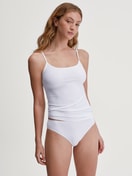 Damen-Model trägt Slip, regular cut aus Polyamid in Weiß, Einfarbig aus Serie Sleek Skin von CALIDA, Outfit