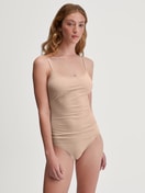 La modella / Il modello Donna indossa Slip in Poliammide di colore Beige, Tinta unita, della serie Sleek Skin di CALIDA, Abbigliamento