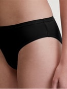 La modella / Il modello Donna indossa Slip in Poliammide di colore Nero, Tinta unita, della serie Sleek Skin di CALIDA, Vista frontale