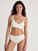 Damen-Model trägt Seamless-Midislip, 2er-Pack aus Modal in Beige, Einfarbig aus Serie Natural Skin Duo von CALIDA, Outfit