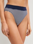 La modella / Il modello Donna indossa Slip in Cotone di colore Blu, A righe, della serie Elastic Special di CALIDA, Vista frontale