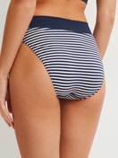 La modella / Il modello Donna indossa Slip in Cotone di colore Blu, A righe, della serie Elastic Special di CALIDA, Vista posteriore