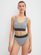 Damen-Model trägt Slip mit Softbund, high waist aus Baumwolle in Grün, Gestreift aus Serie Elastic Special von CALIDA, Outfit