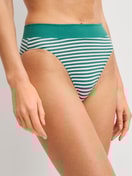 La modella / Il modello Donna indossa Slip in Cotone di colore Verde, A righe, della serie Elastic Special di CALIDA, Vista frontale