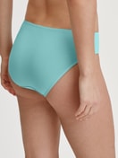 Damen-Model trägt Slip, regular cut aus Baumwolle in Türkis, Einfarbig aus Serie Nat. Comfort Xtra von CALIDA, Rückansicht