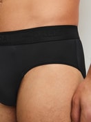 La modella / Il modello Uomo indossa  in Poliammide di colore Nero, Tinta unita, della serie Micro Stretch di CALIDA, Dettaglio
