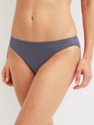 Le mannequin Femme porte le/la Culotte en Coton de couleur Gris, Unicolore, de la série Essential Cotton de CALIDA, Vue de face