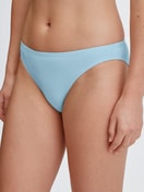 Damen-Model trägt Slip, low cut aus Baumwolle in Blau, Einfarbig aus Serie Essential Cotton von CALIDA, Vorderansicht