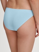 Damen-Model trägt Slip, low cut aus Baumwolle in Blau, Einfarbig aus Serie Essential Cotton von CALIDA, Rückansicht