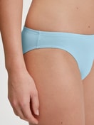 Damen-Model trägt Slip, low cut aus Baumwolle in Blau, Einfarbig aus Serie Essential Cotton von CALIDA, Detail