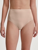Damen-Model trägt Slip, high waist aus Polyamid in Rosa, Einfarbig aus Serie Sleek Skin von CALIDA, Vorderansicht