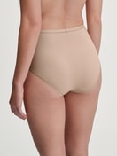 Damen-Model trägt Slip, high waist aus Polyamid in Rosa, Einfarbig aus Serie Sleek Skin von CALIDA, Rückansicht