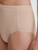 Damen-Model trägt Slip, high waist aus Polyamid in Rosa, Einfarbig aus Serie Sleek Skin von CALIDA, Detail