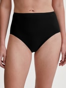Damen-Model trägt Slip, high waist aus Polyamid in Schwarz, Einfarbig aus Serie Sleek Skin von CALIDA, Vorderansicht