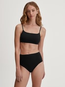 Damen-Model trägt Slip, high waist aus Polyamid in Schwarz, Einfarbig aus Serie Sleek Skin von CALIDA, Outfit