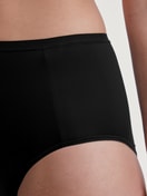 Damen-Model trägt Slip, high waist aus Polyamid in Schwarz, Einfarbig aus Serie Sleek Skin von CALIDA, Detail