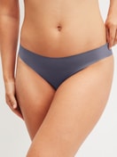 Le mannequin Femme porte le/la Slip brésilien sans couture en Modal de couleur Gris, Unicolore, de la série Natural Skin de CALIDA, Vue de face