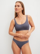 Le mannequin Femme porte le/la Slip brésilien sans couture en Modal de couleur Gris, Unicolore, de la série Natural Skin de CALIDA, Tenue