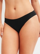 Le mannequin Femme porte le/la Slip brésilien sans couture en Modal de couleur Noir, Unicolore, de la série Natural Skin de CALIDA, Vue de face