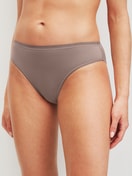 Damen-Model trägt Slip, 3er-Pack aus Polyamid in Braun, Einfarbig aus Serie Eco Sense Special von CALIDA, Vorderansicht