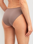 Damen-Model trägt Slip, 3er-Pack aus Polyamid in Braun, Einfarbig aus Serie Eco Sense Special von CALIDA, Rückansicht