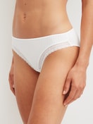 La modella / Il modello Donna indossa Slip in Modal di colore Bianco, Pizzo, della serie Etude Ajours di CALIDA, Vista frontale