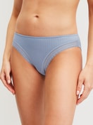 La modella / Il modello Donna indossa Slip in Modal di colore Blu, Pizzo, della serie Etude Ajours di CALIDA, Vista frontale