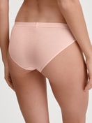 Le mannequin Femme porte le/la Culotte en Modal de couleur Rose, Unicolore, de la série Soft Favourites de CALIDA, Vue arrière