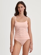 Le mannequin Femme porte le/la Culotte en Modal de couleur Rose, Unicolore, de la série Soft Favourites de CALIDA, Tenue