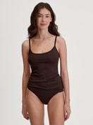 Damen-Model trägt Slip, regular cut aus Modal in Braun, Einfarbig aus Serie Soft Favourites von CALIDA, Outfit