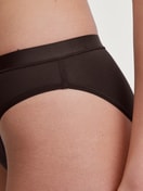 Damen-Model trägt Slip, regular cut aus Modal in Braun, Einfarbig aus Serie Soft Favourites von CALIDA, Detail