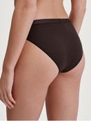 Damen-Model trägt Slip, regular cut aus Modal in Braun, Einfarbig aus Serie Soft Favourites von CALIDA, Vorderansicht