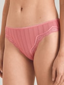 Le mannequin Femme porte le/la Culotte, regular cut en  de couleur Rose, Unicolore, de la série Etude Xtra de CALIDA, Vue de face