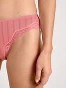 Le mannequin Femme porte le/la Culotte, regular cut en  de couleur Rose, Unicolore, de la série Etude Xtra de CALIDA, Tenue