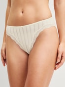 Damen-Model trägt Slip, regular cut aus Swiss+Cotton in Beige, Einfarbig aus Serie Etude Toujours von CALIDA, Vorderansicht
