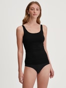 La modella / Il modello Donna indossa Midi-Slip invisibile Clean-Cut in Poliammide di colore Nero, Tinta unita, della serie Sleek Skin di CALIDA, Abbigliamento