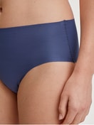 Le mannequin Femme porte le/la Culotte en Modal de couleur Bleu, Unicolore, de la série Natural Skin de CALIDA, Vue de face