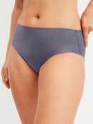 Damen-Model trägt Seamless-Midi-Slip aus Modal in Grau, Einfarbig aus Serie Natural Skin von CALIDA, Vorderansicht