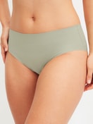 Damen-Model trägt Seamless-Midi-Slip aus Modal in Grün, Einfarbig aus Serie Natural Skin von CALIDA, Vorderansicht