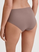 La modella / Il modello Donna indossa Slip in Modal di colore Marrone, Tinta unita, della serie Natural Skin di CALIDA, Vista frontale