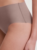 La modella / Il modello Donna indossa Slip in Modal di colore Marrone, Tinta unita, della serie Natural Skin di CALIDA, Dettaglio